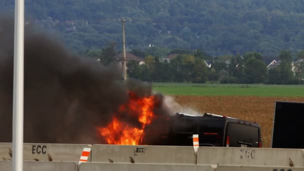 Pick-up Truck em chamas na estrada perto de Montreal, Quebec, Canadá — Vídeo de Stock