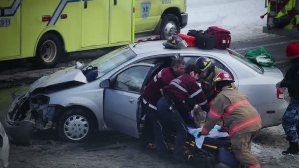 Acidente de carro durante o inverno em um cruzamento — Vídeo de Stock