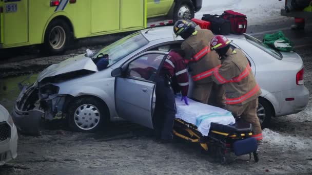 Accidente de coche durante el invierno en una intersección — Vídeos de Stock