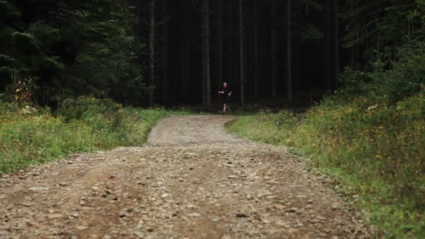 Uomo che corre solitario su una strada di ghiaia — Video Stock