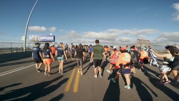 Biegacza osobisty punkt widzenia Montreal maraton i półmaraton kilka minut przed pistolet Start. — Wideo stockowe