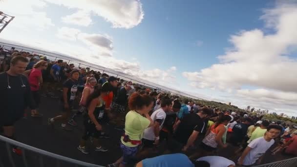 Runner je osobním pohledu Montreal maratón a půlmaratón pár minut před zbraní Start. — Stock video