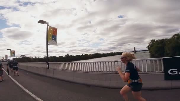 Punto de vista personal del corredor de la maratón de Montreal y media maratón de una mujer feliz rockeando la carrera (cámara lenta ). — Vídeos de Stock