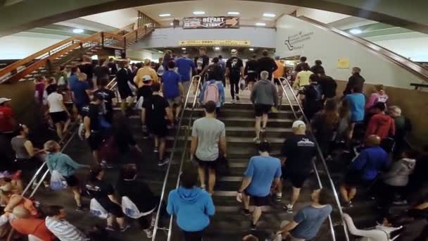 Slow Motion av joggare ankomst på Longueuil Metro — Stockvideo