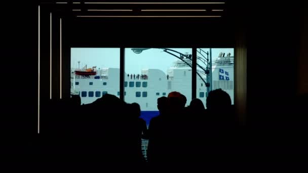 Gente en Silhouette esperando el embarque de un Ferryboad acercándose — Vídeos de Stock