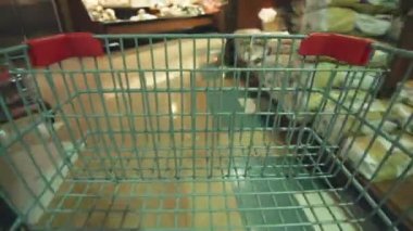 15th Temmuz 2015, yedi-Island, Amerika Birleşik Devletleri. Bakkal sepeti Süper Market içinde hareket ayrıntısı