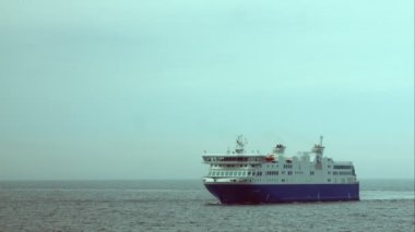 Feribot Tekne varış Sept-Iles (yedi ada içinde bulutlu bir yaz sabahı)