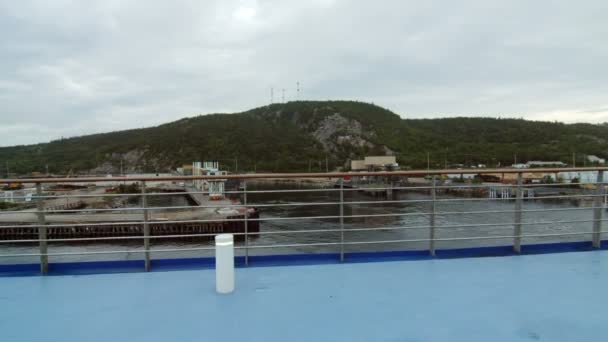 Barco de ferry saindo do porto — Vídeo de Stock