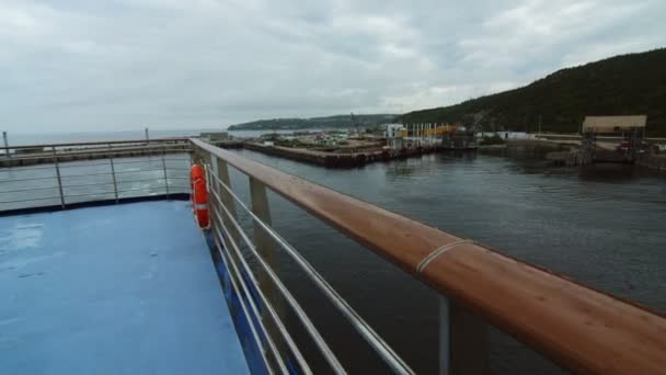 Barco de ferry saindo do porto — Vídeo de Stock