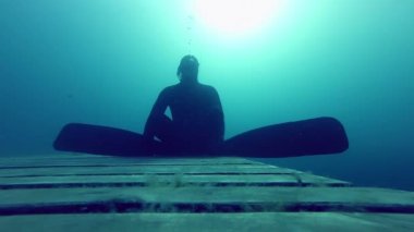 Freediver statik 10 m derin bir dakikalığına yapıyor.