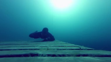 Sualtı bir ahşap Platform üzerinde sürünerek Freediver