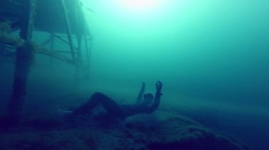Tırmanma ve atlama bir yeni Freediver sualtı süper kahramanı tarihi