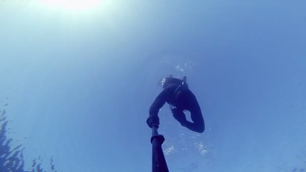 Mergulho a 20m de profundidade e equalizante . — Vídeo de Stock
