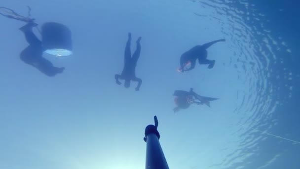 Câmera caindo e mostrando 3 mergulhadores — Vídeo de Stock
