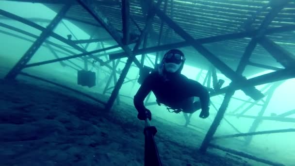 Freediver Exploring a Big Underwater Structure — Stock Video