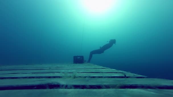 Super Slow free fall Underwater Falling of a Platform into a карьер . — стоковое видео