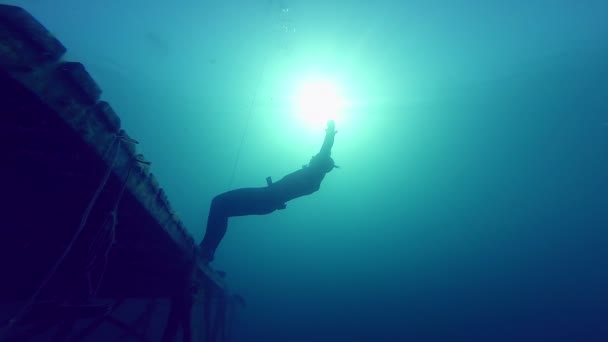 Super Slow vrije val onderwater vallen van een Platform in een steengroeve. — Stockvideo