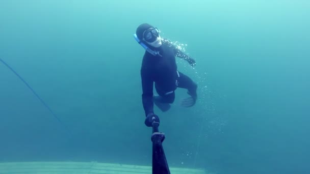 Volný potápěč zabrousit po hluboký ponor — Stock video