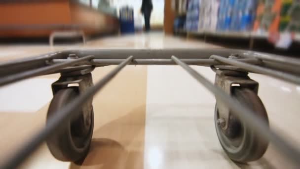 Ayrıntı bakkal sepeti tekerleklerin — Stok video