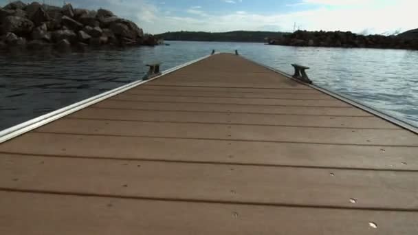 Caminando en Marina Dock — Vídeos de Stock