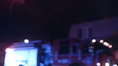 İtfaiye civarı ve İtfaiyeci Gece etrafında yürüyüş.