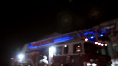 İtfaiye civarı ve İtfaiyeci Gece etrafında yürüyüş.