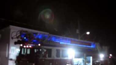 İtfaiye civarı ve İtfaiyeci Gece etrafında yürüyüş.
