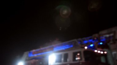 İtfaiye civarı ve İtfaiyeci Gece etrafında yürüyüş.