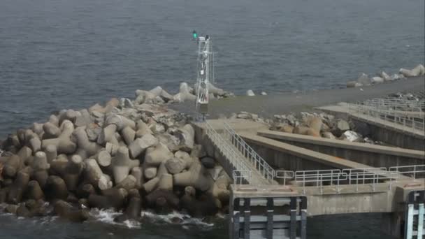 Grönt ljus för Seaway på en betong pir — Stockvideo