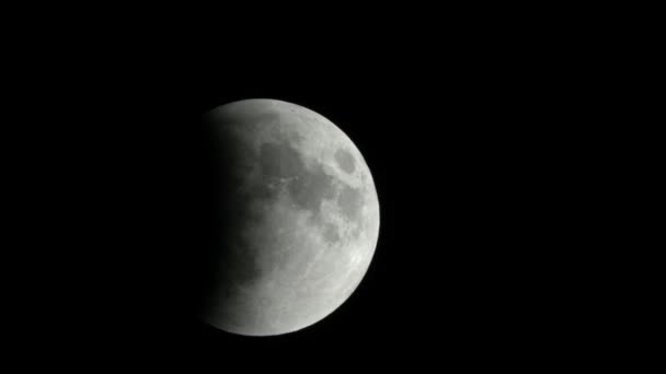 Πραγματική Σελήνη έκλειψη βίντεο ώρα λήγει σε ένα καθαρό ουρανό. — Αρχείο Βίντεο