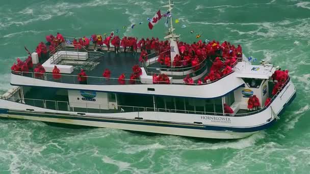 Niagara Falls båt som biljetter kan köpas för att kunna se fallen från bälg — Stockvideo