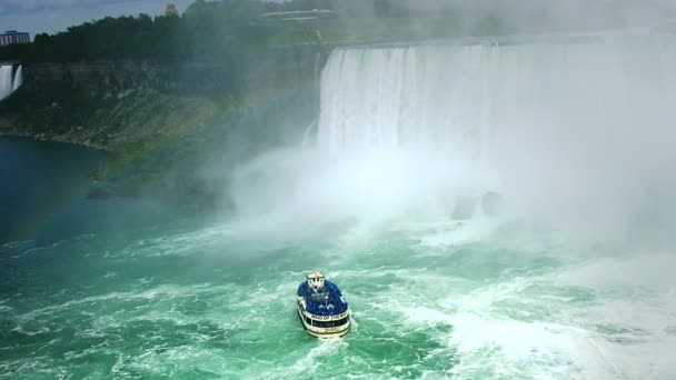 Cataratas del Niágara Barco que se pueden comprar entradas para poder ver las cataratas de abajo — Vídeos de Stock