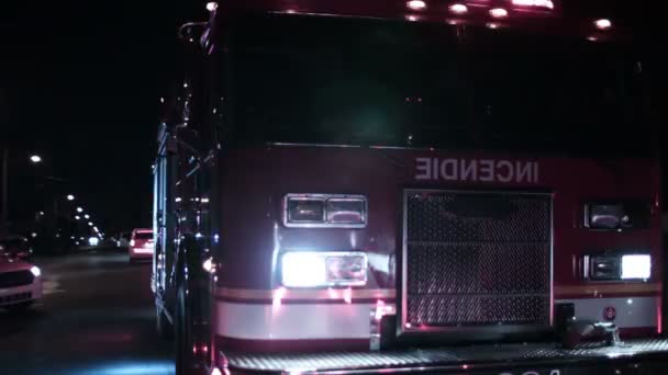 Camión de bomberos y bombero caminando alrededor de ella en la noche . — Vídeo de stock