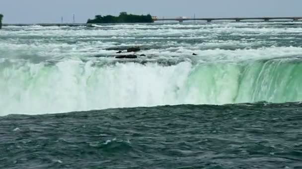 Niagara Falls yakın çekim yatay görünüm — Stok video