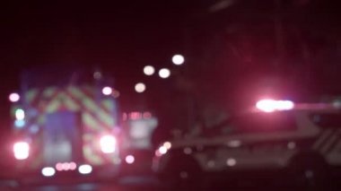 Ambulans, polis ve Firetrucks bulanık ışıklar arka plan geceleri