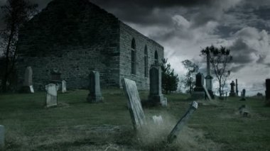 Tonda zaman atlamalı terk edilmiş Kilisesi ve mezarlığı