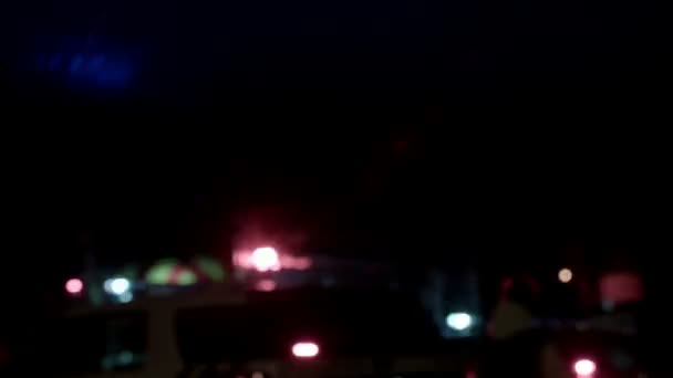밤에 구급차, 경찰 및 Firetrucks 흐릿한 조명 배경 — 비디오