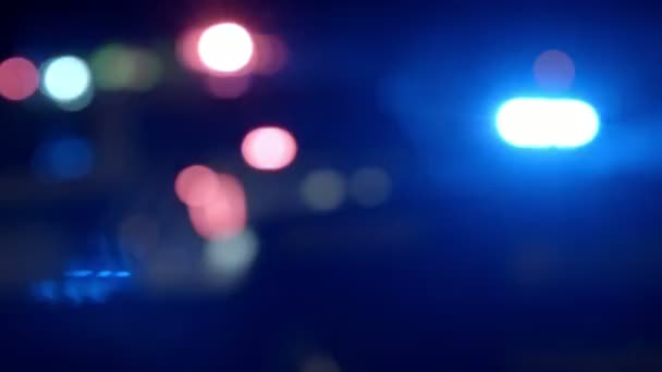 Ambulance, gendarmes et camions de pompiers lumières floues fond la nuit 