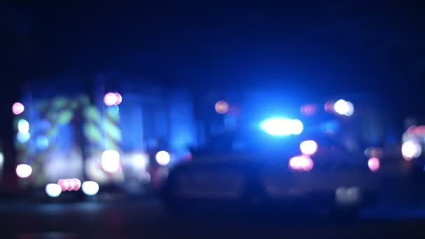 Ambulancia, policías y camiones de bomberos desdibujan las luces de fondo por la noche — Vídeo de stock