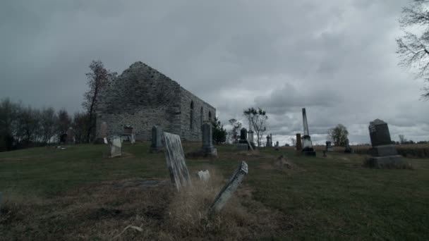 Ώρα λήξη του εγκαταλειμμένη εκκλησία και το νεκροταφείο — Αρχείο Βίντεο