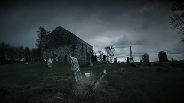 Caducidad temporal de la iglesia abandonada y el cementerio — Vídeos de Stock