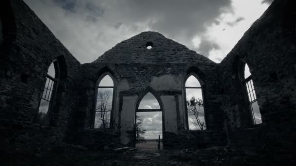 Rovine abbandonate della vecchia chiesa irlandese senza tetto e senza tempo di nuvole — Video Stock