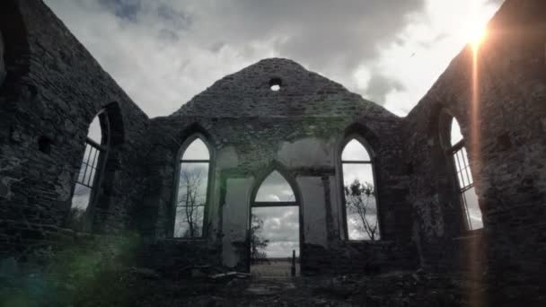 Amazing Gud ljusstrålar in i en övergiven gammal kyrka Ruins — Stockvideo