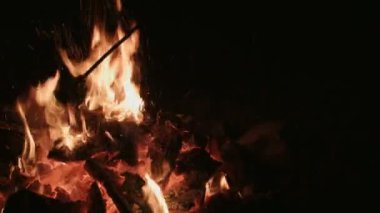 Birisi ile bir Poker gece kamp ateşe