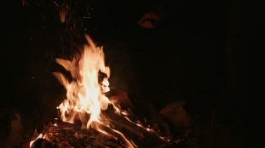 Birisi ile bir Poker gece kamp ateşe