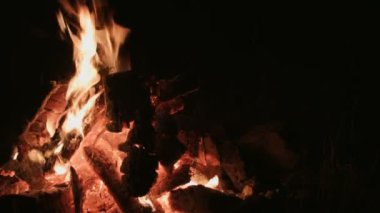 Gece kamp ateşi yakın çekim