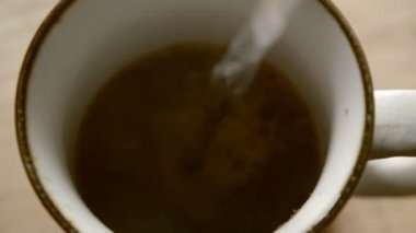 Anlık kahve içecek su dökme.