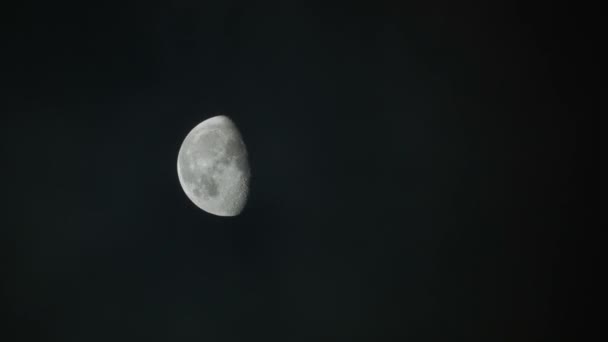 Nuages de lumière rapide et demi-lune la nuit — Video
