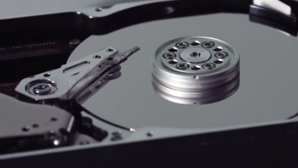 Zooming-in of an Opened hard drive — Stock Video