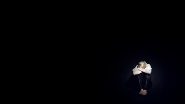 Увлекательная и потрясающая молодая женщина в одиночестве в темноте — стоковое видео